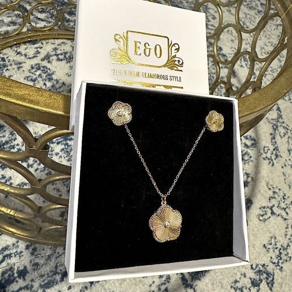 18 K GOLD PLATING LUCKY CLOVER EARRINGS AND NECKLACE SET WITH ACCENT DIAMOND - Picture 1 of 5